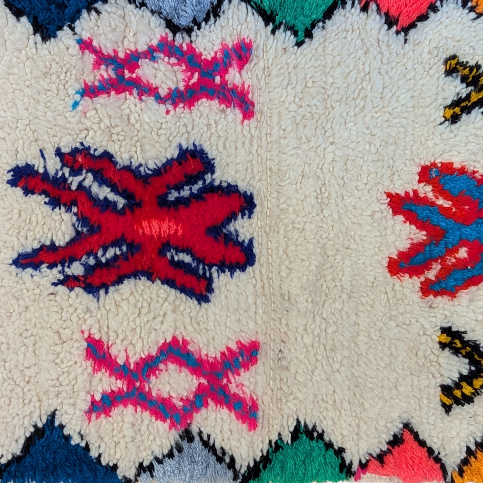 Amazich - Rugs & Tales