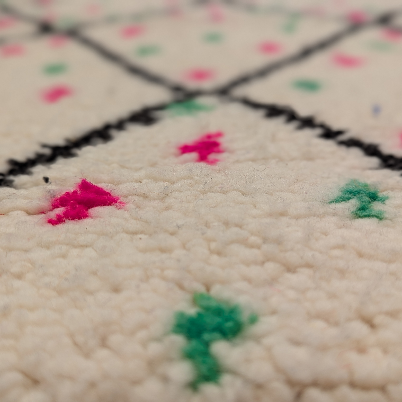 Leyla - Rugs & Tales